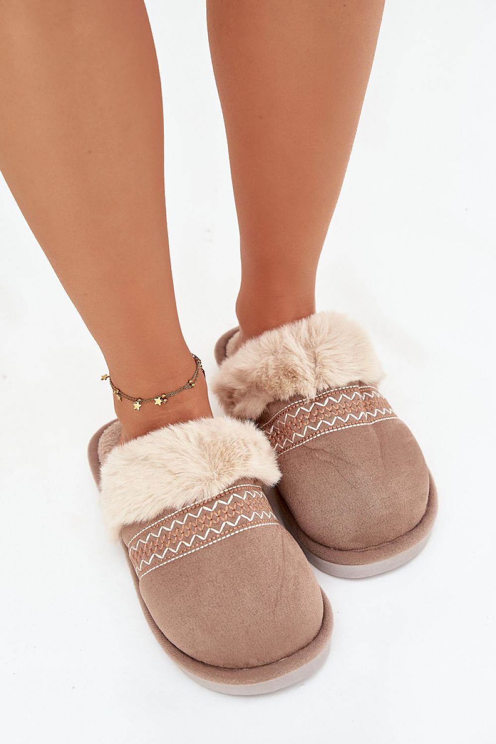 Step in style Pantolette taupe mit Kunstfell und Zierstickerei, Vorderansicht