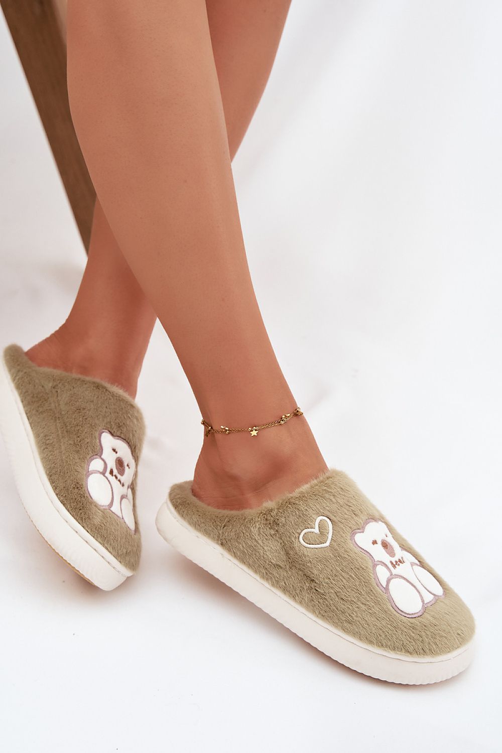 Step in style Pantolette beige mit Bärenmotiv und Herz, Seitenansicht