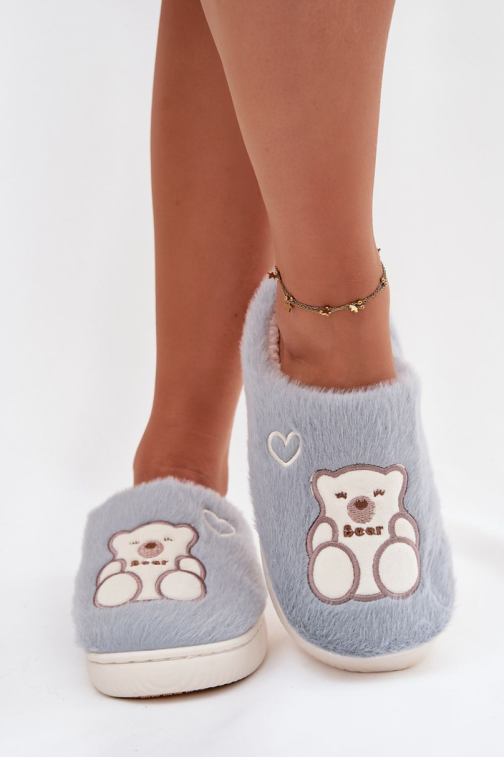 Step in style Pantolette hellblau mit Bärenmotiv und Herz, Vorderansicht