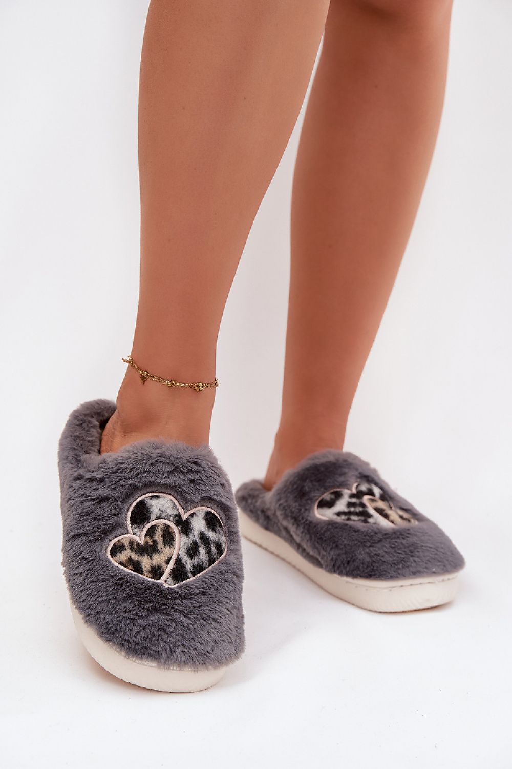 Step in style Pantolette grau mit Herzmotiv, Vorderansicht