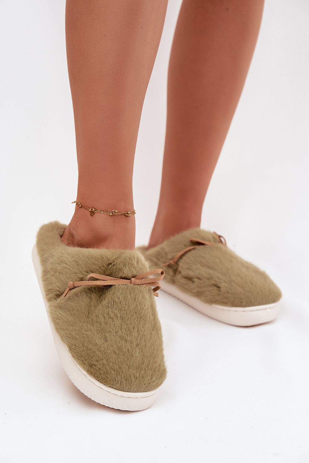Step in style Pantolette in Olivgrün mit Kunstfell und Schleife, Vorderansicht