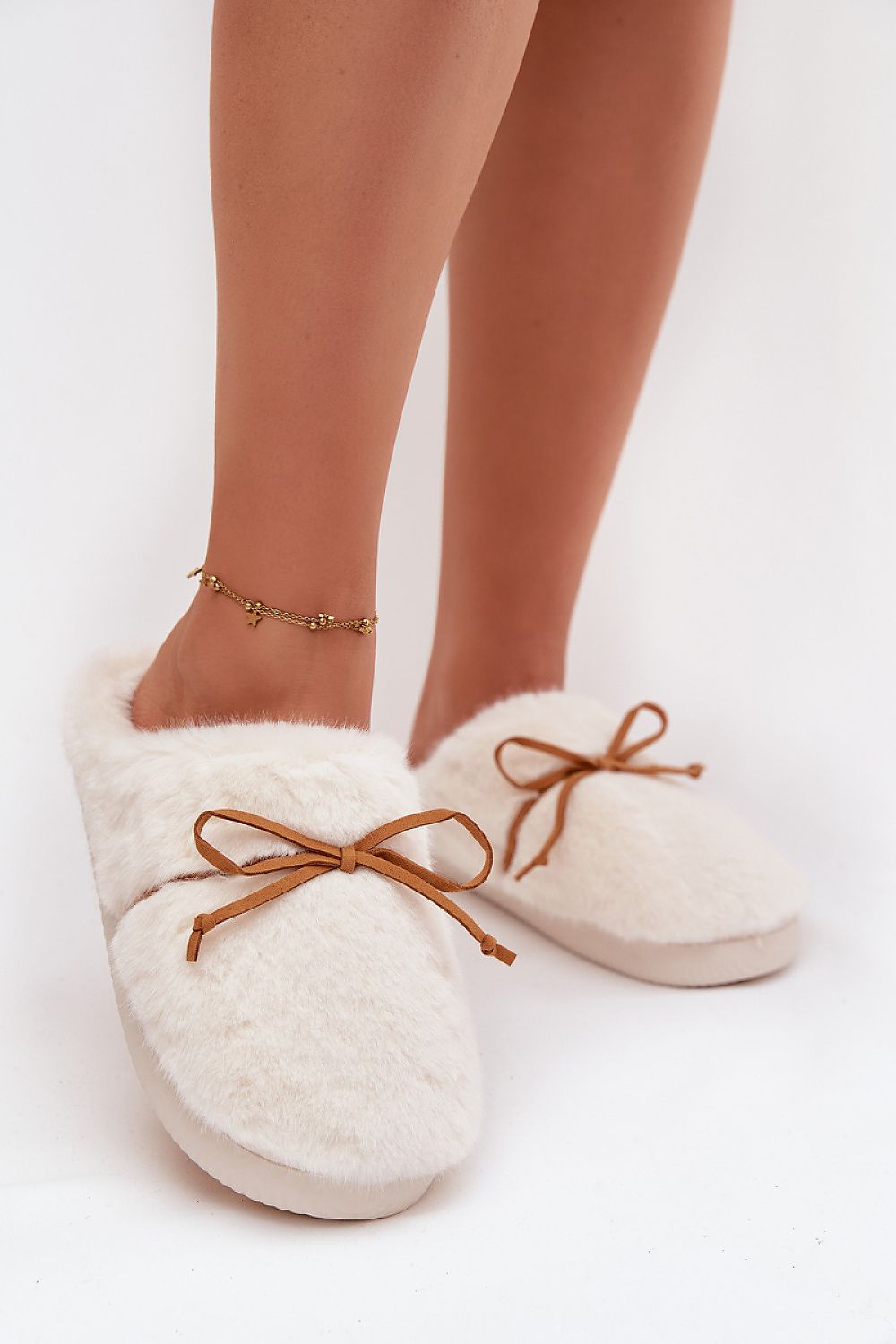 Step in style Pantolette in Weiß mit Kunstfell und Schleife, Vorderansicht