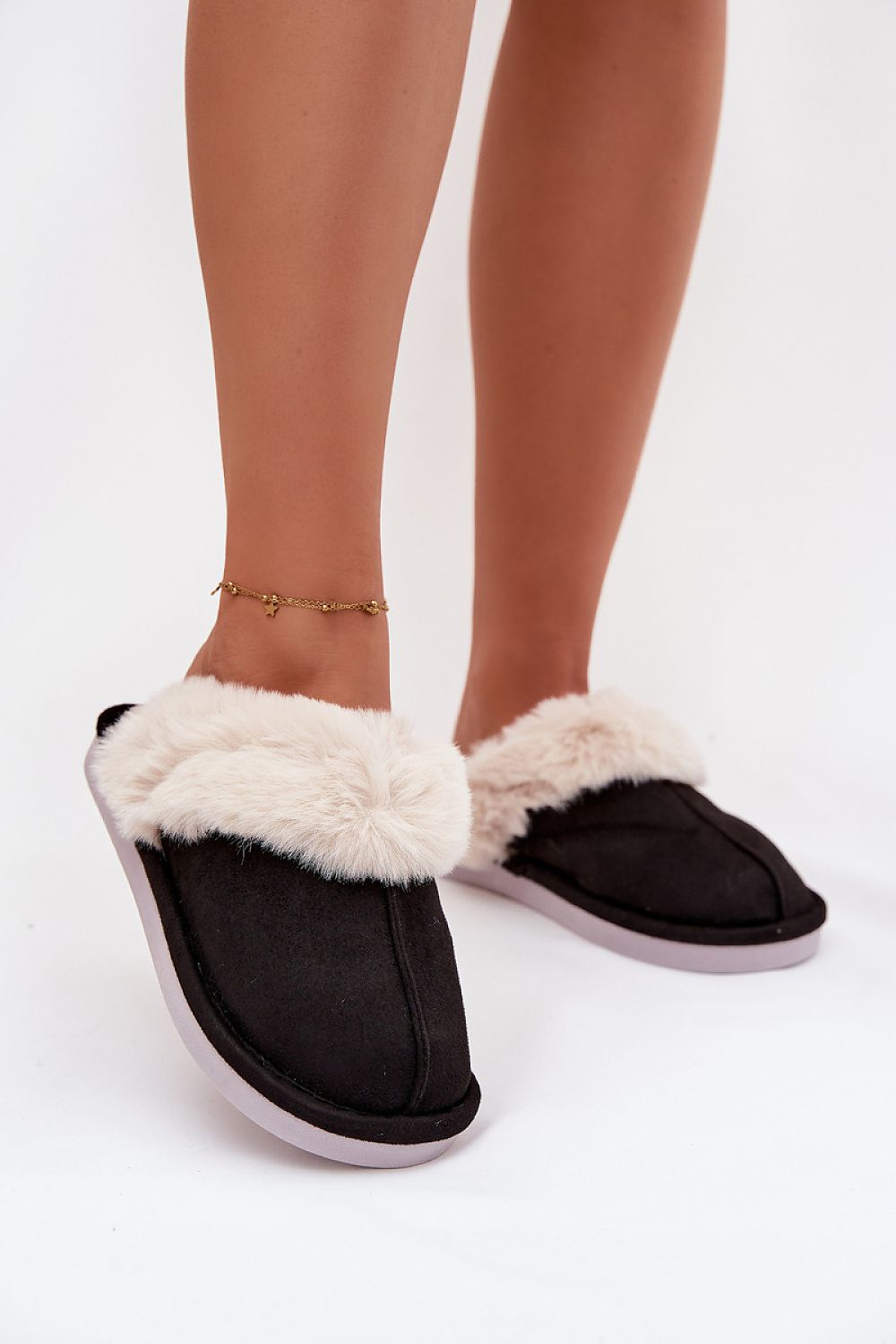 Step in style Pantolette in Schwarz mit Kunstfellbesatz, Vorderansicht