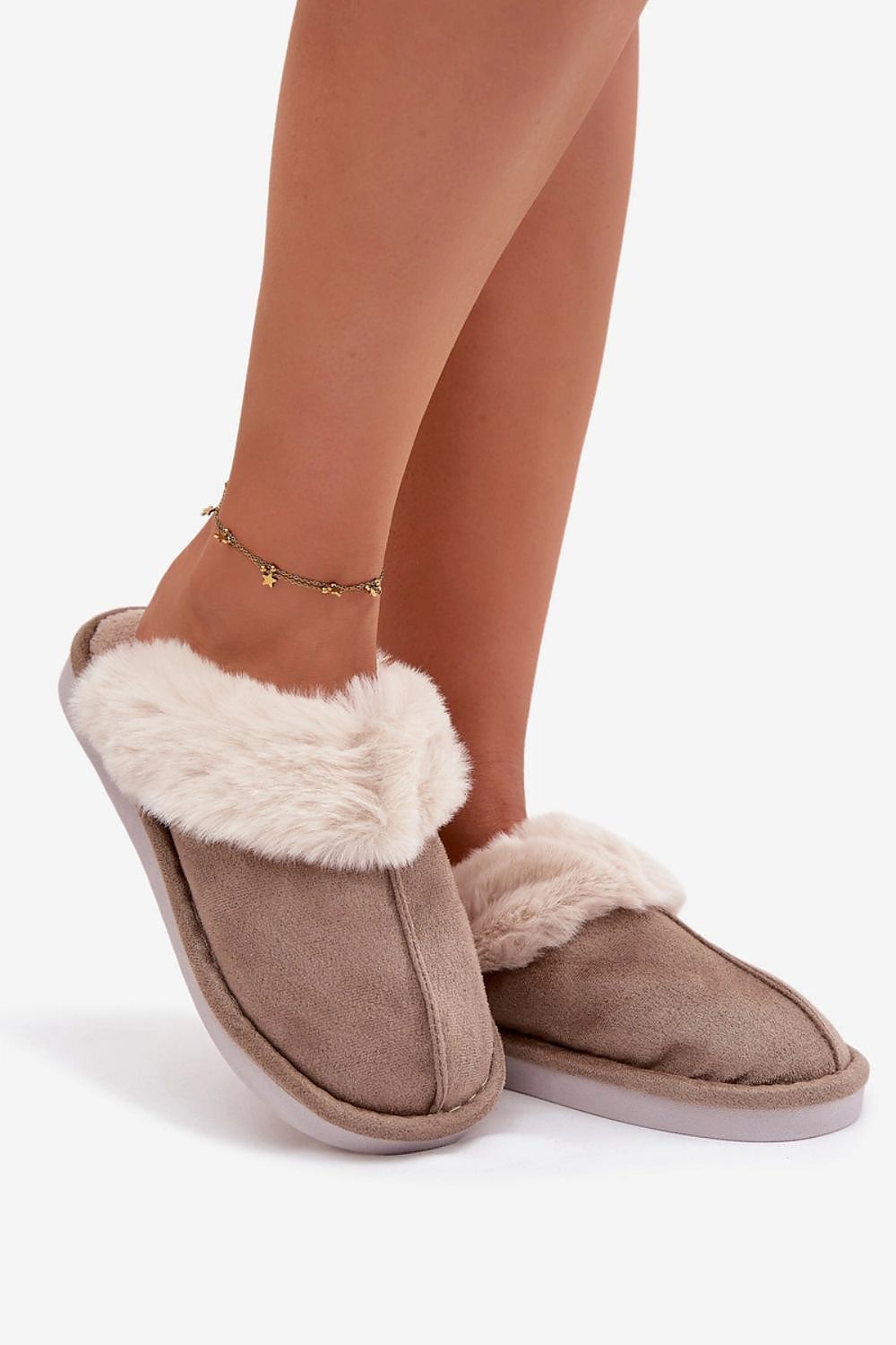Step in style Pantolette in Taupe mit Kunstfellbesatz, Seitenansicht