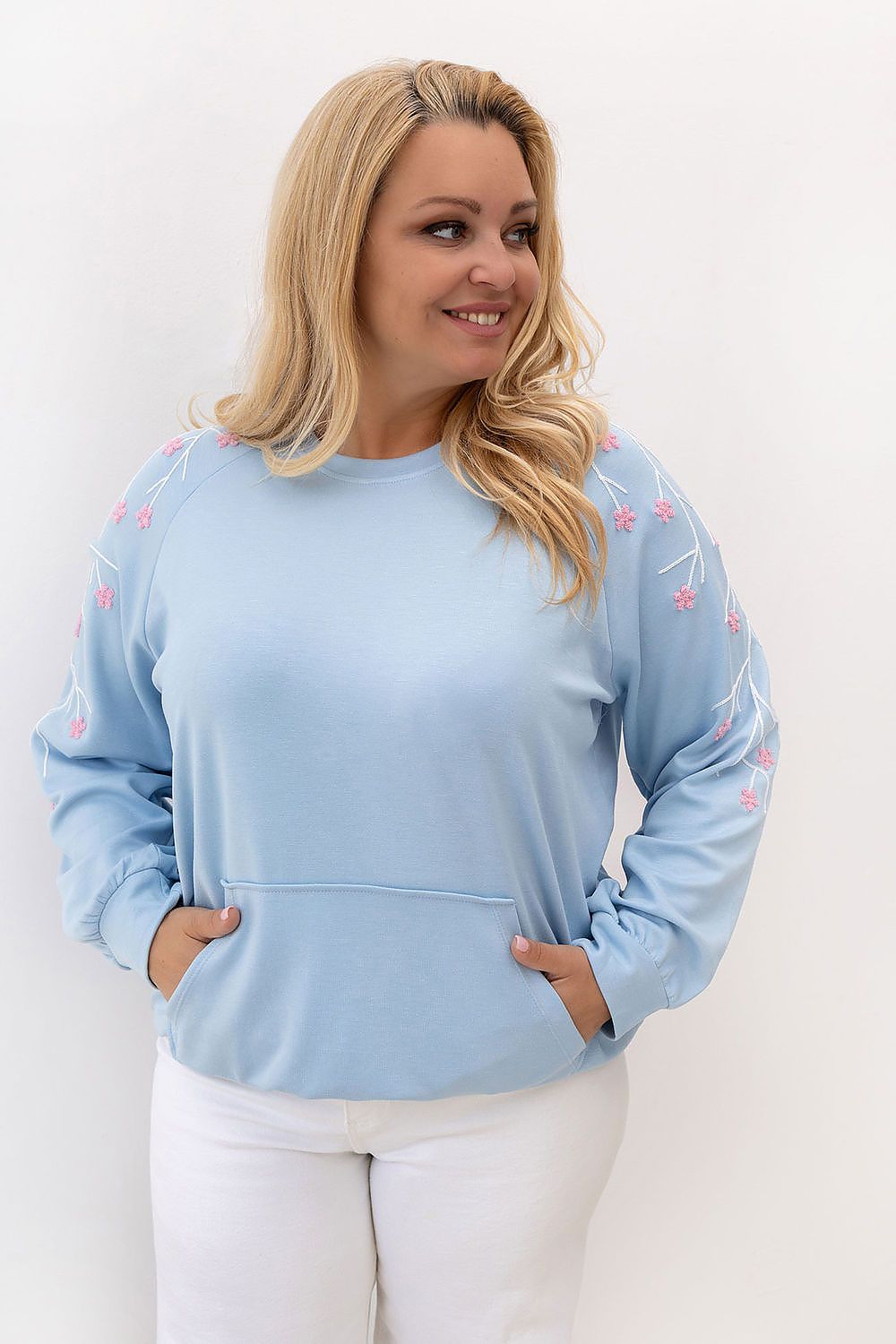 Relevance Pullover hellblau mit Blumenstickerei und Kängurutasche, Vorderansicht