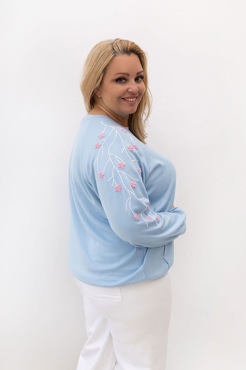 Relevance Pullover hellblau mit Blumenstickerei und Kängurutasche, Seitenansicht