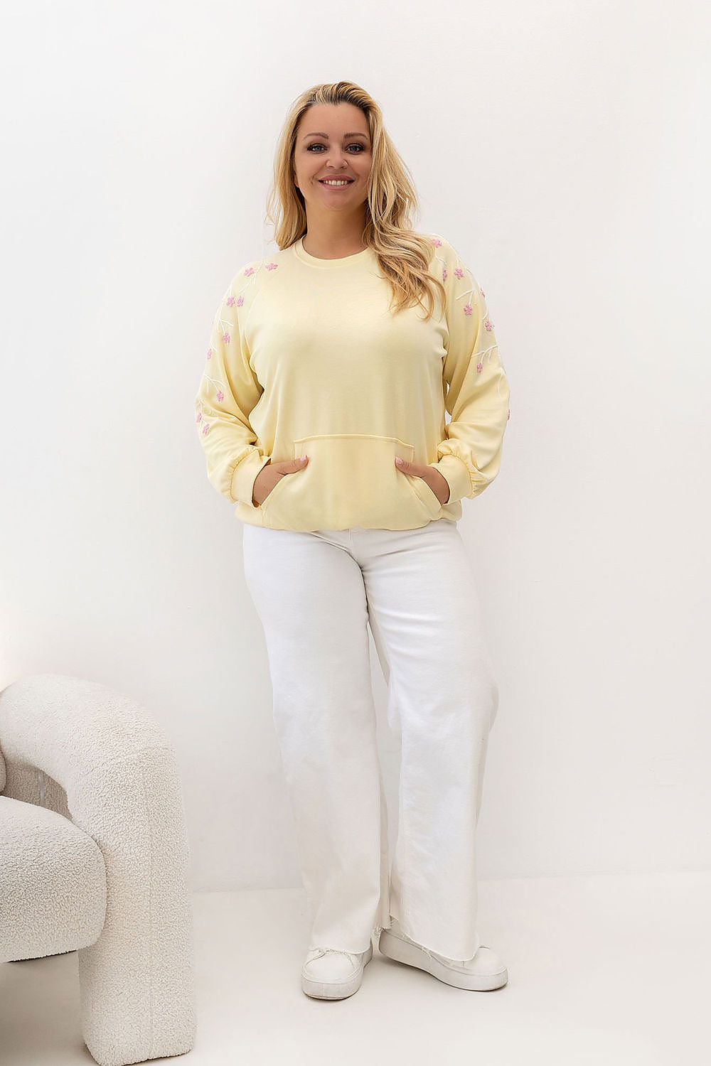 Relevance Pullover hellgelb mit Blumenstickerei und Kängurutasche, Ganzkörperansicht