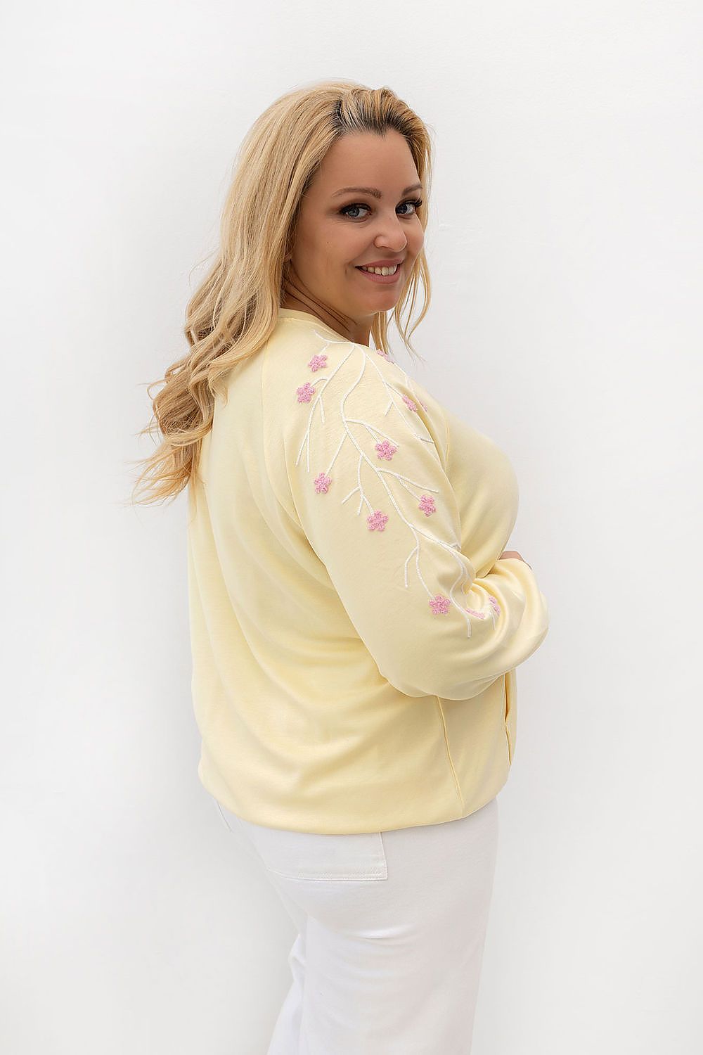 Relevance Pullover hellgelb mit Blumenstickerei und Kängurutasche, Seitenansicht