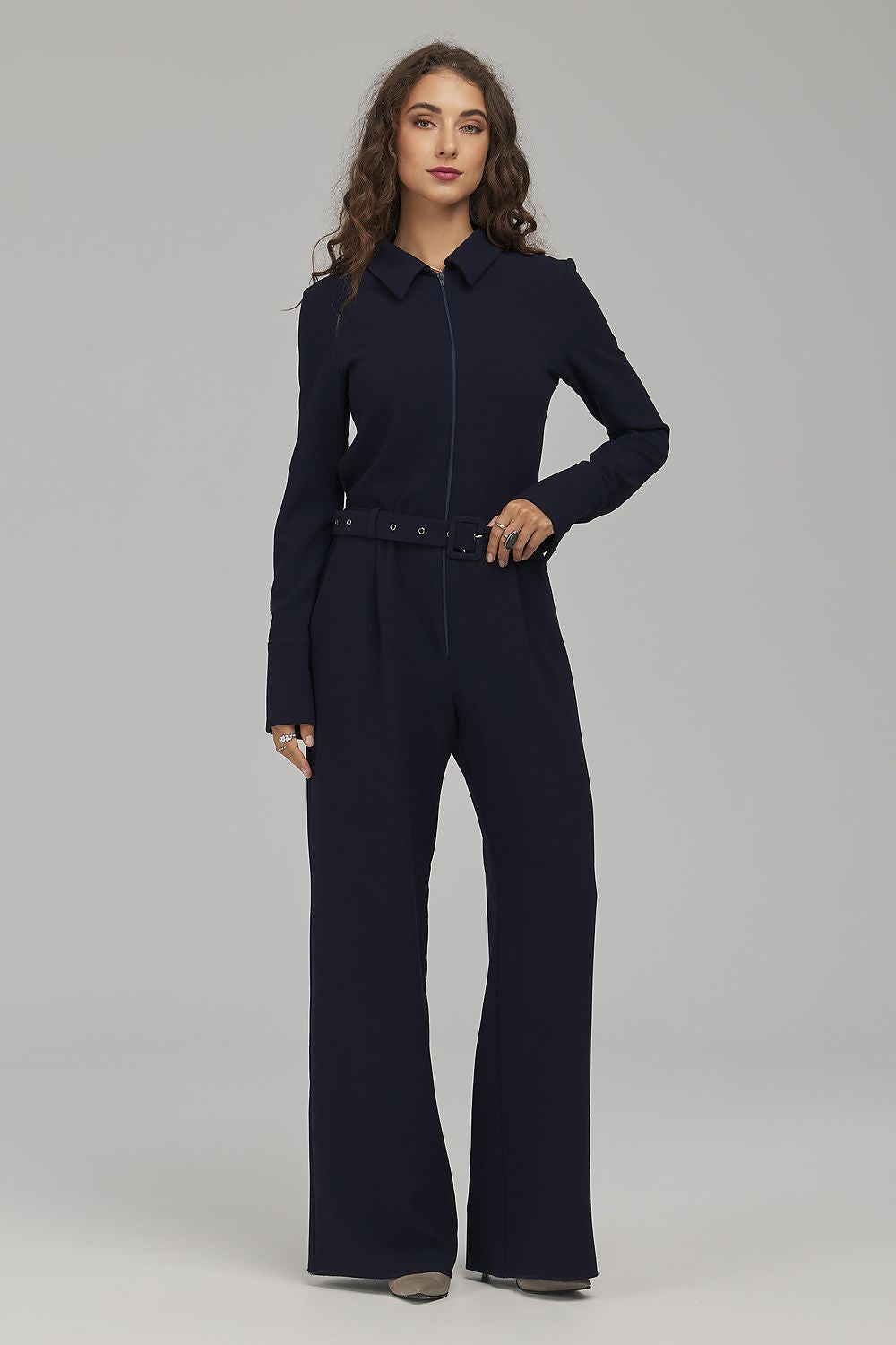 Nife Jumpsuit in Marineblau mit Gürtel und weitem Bein, Vorderansicht