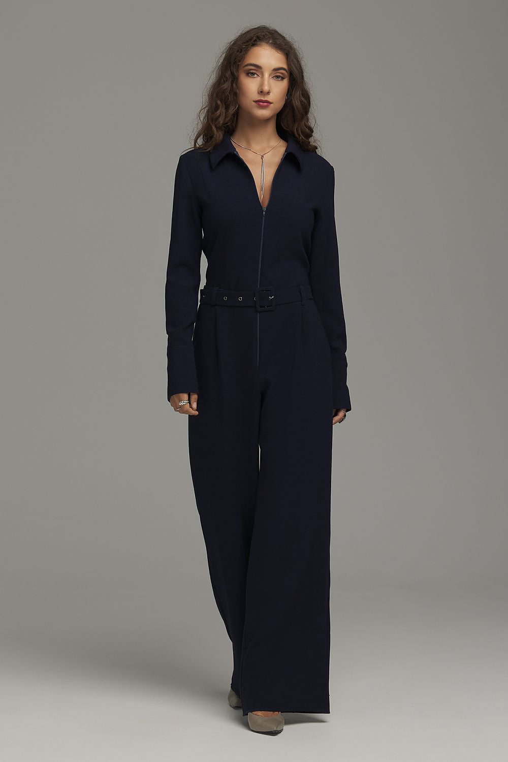 Nife Jumpsuit in Marineblau mit Gürtel und weitem Bein, Vorderansicht