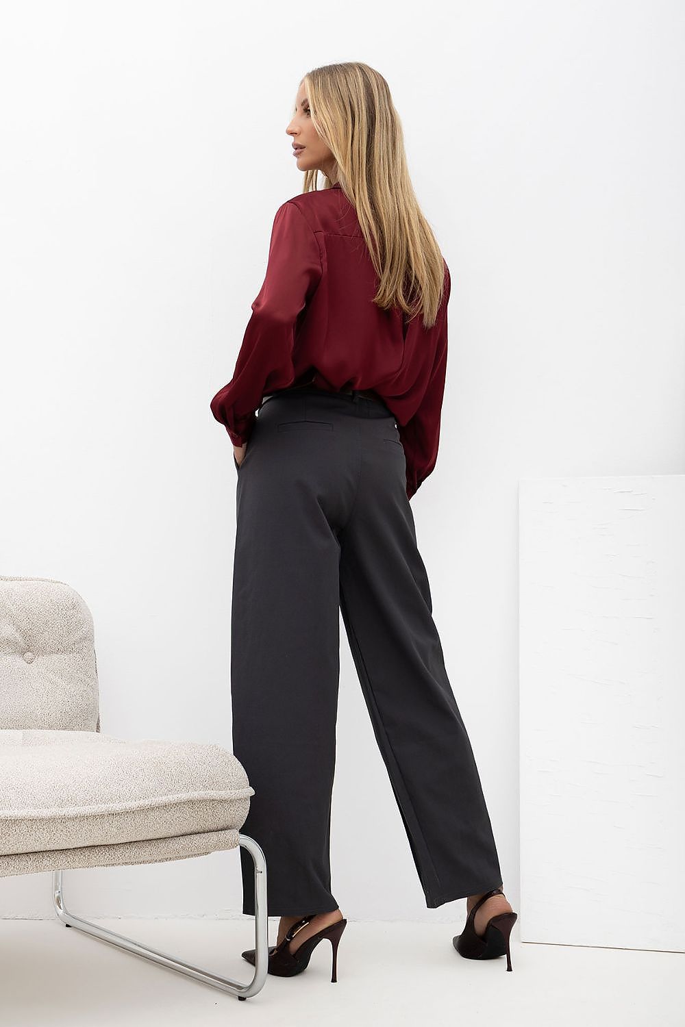 Italy Moda Satinbluse bordeauxrot mit Schmuckkragen Rückansicht