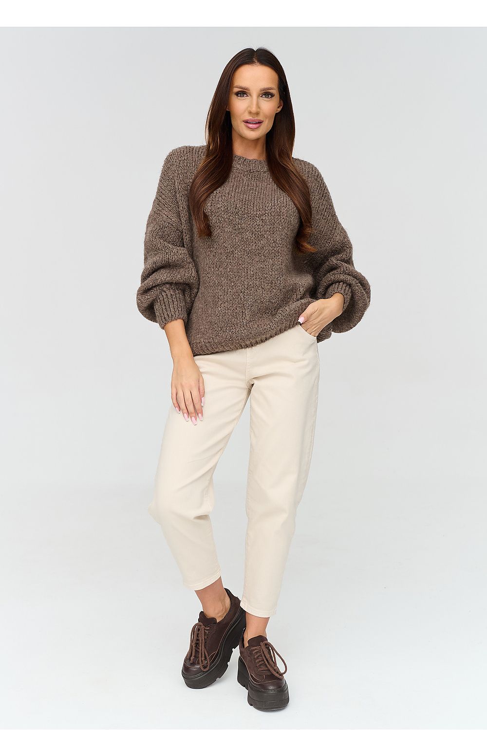 Makadamia Strickpullover in Taupe mit weiten Ärmeln, Ganzkörperansicht