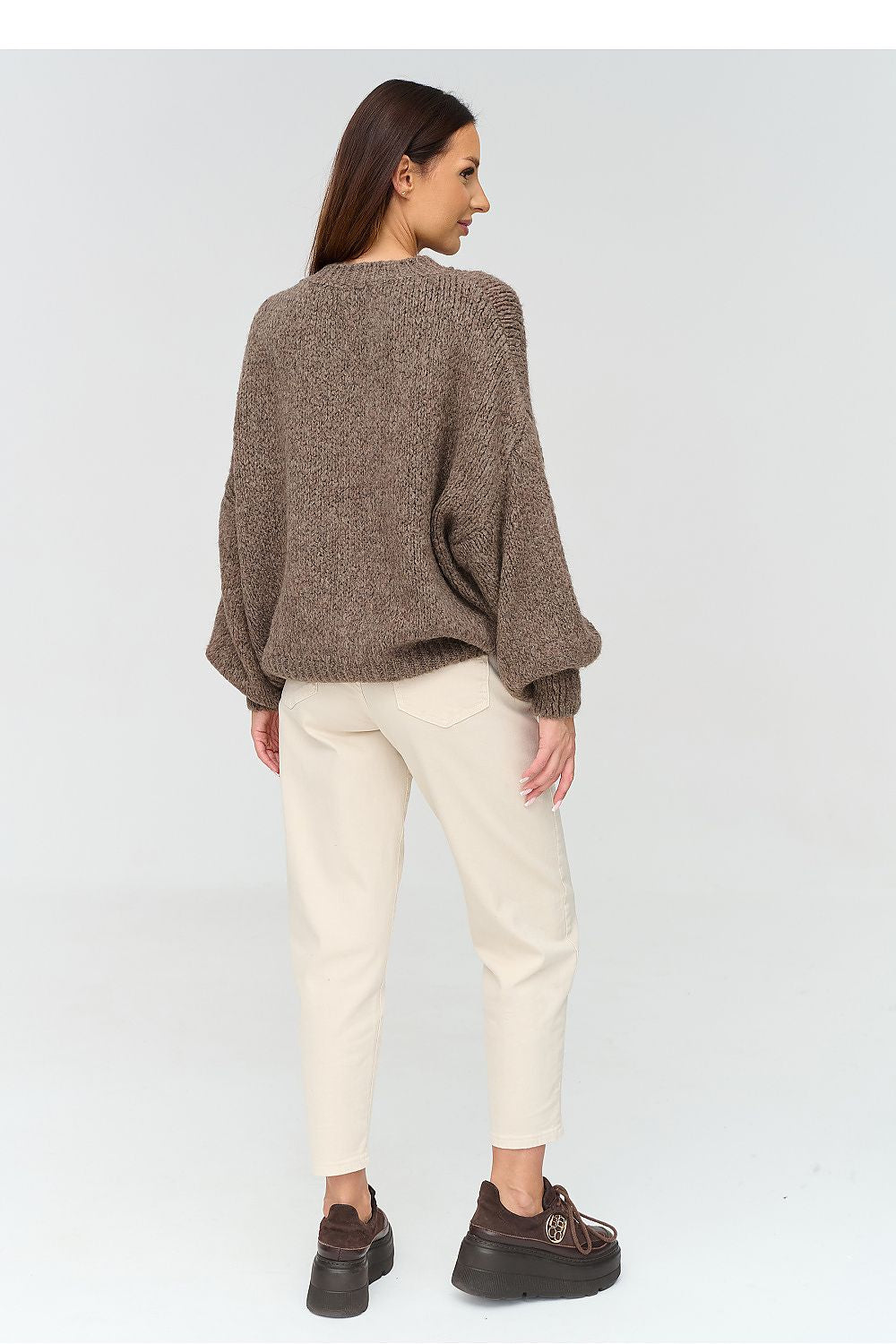 Makadamia Strickpullover in Taupe mit weiten Ärmeln, Rückansicht