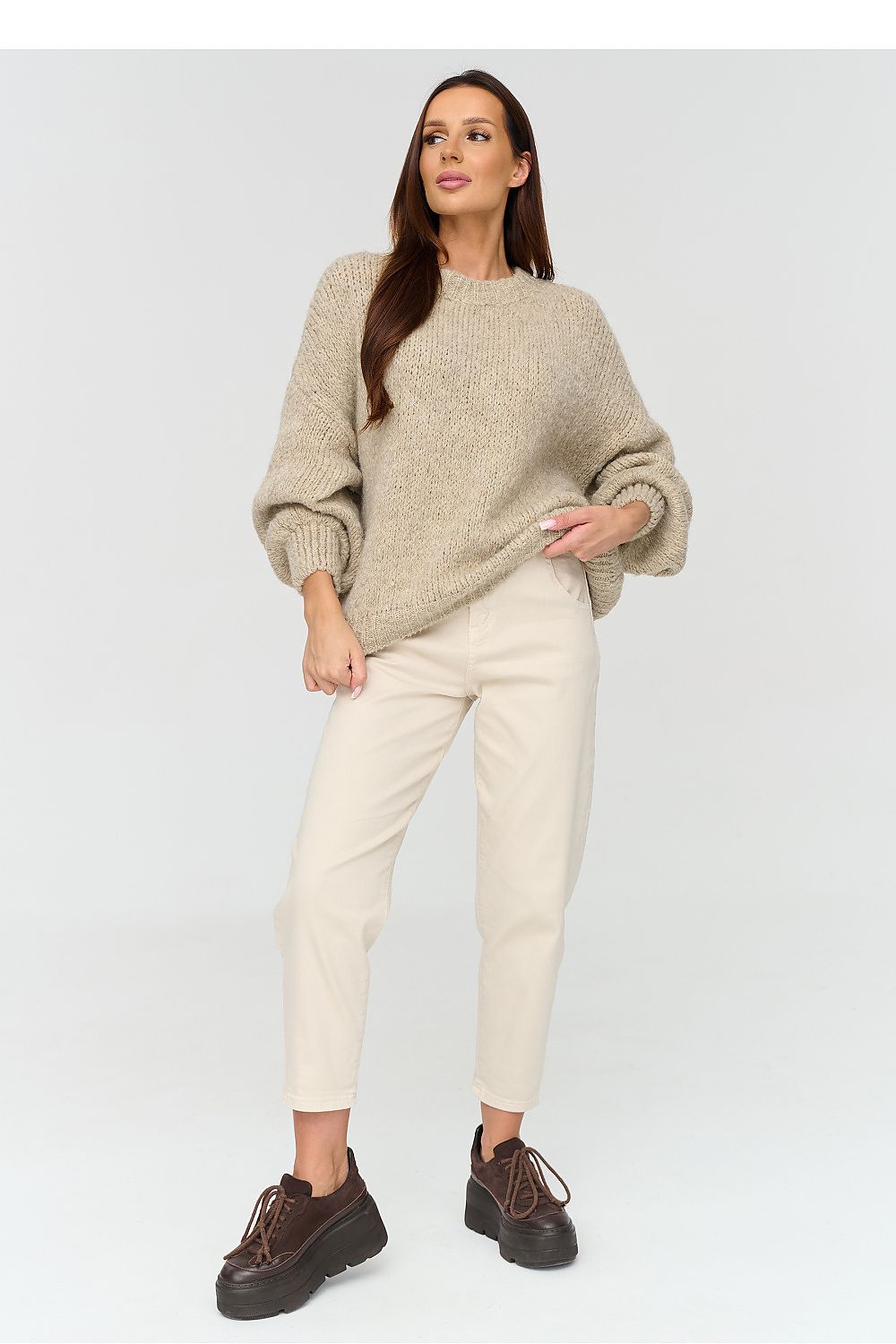 Makadamia Strickpullover in Beige mit weiten Ärmeln, Ganzkörperansicht