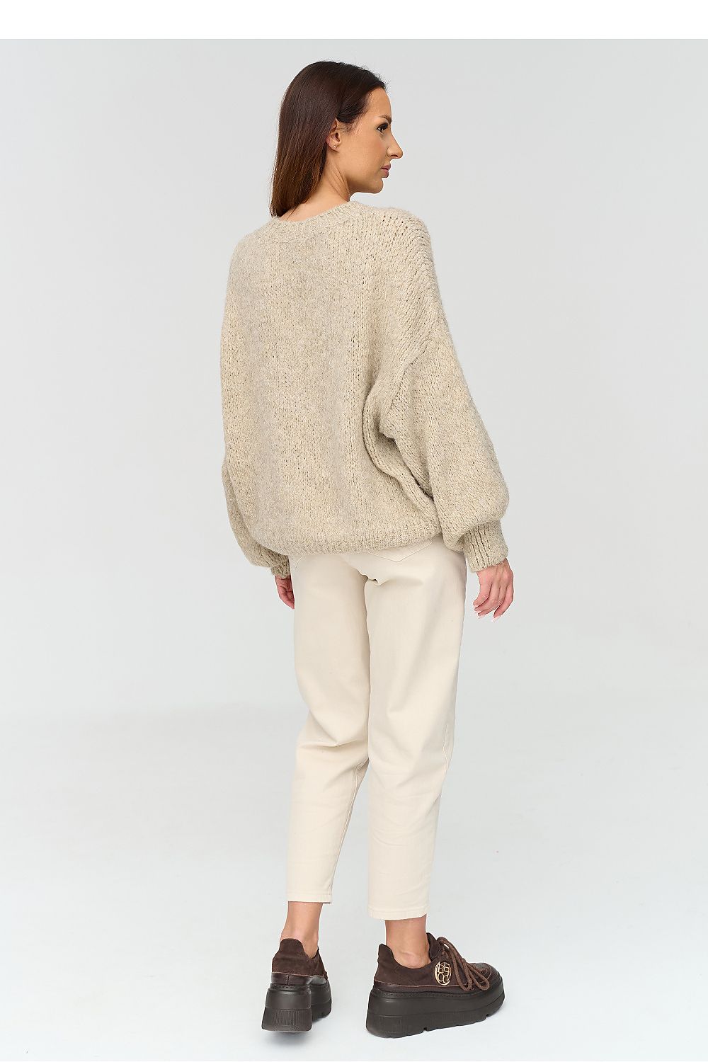 Makadamia Strickpullover in Beige mit weiten Ärmeln, Rückansicht