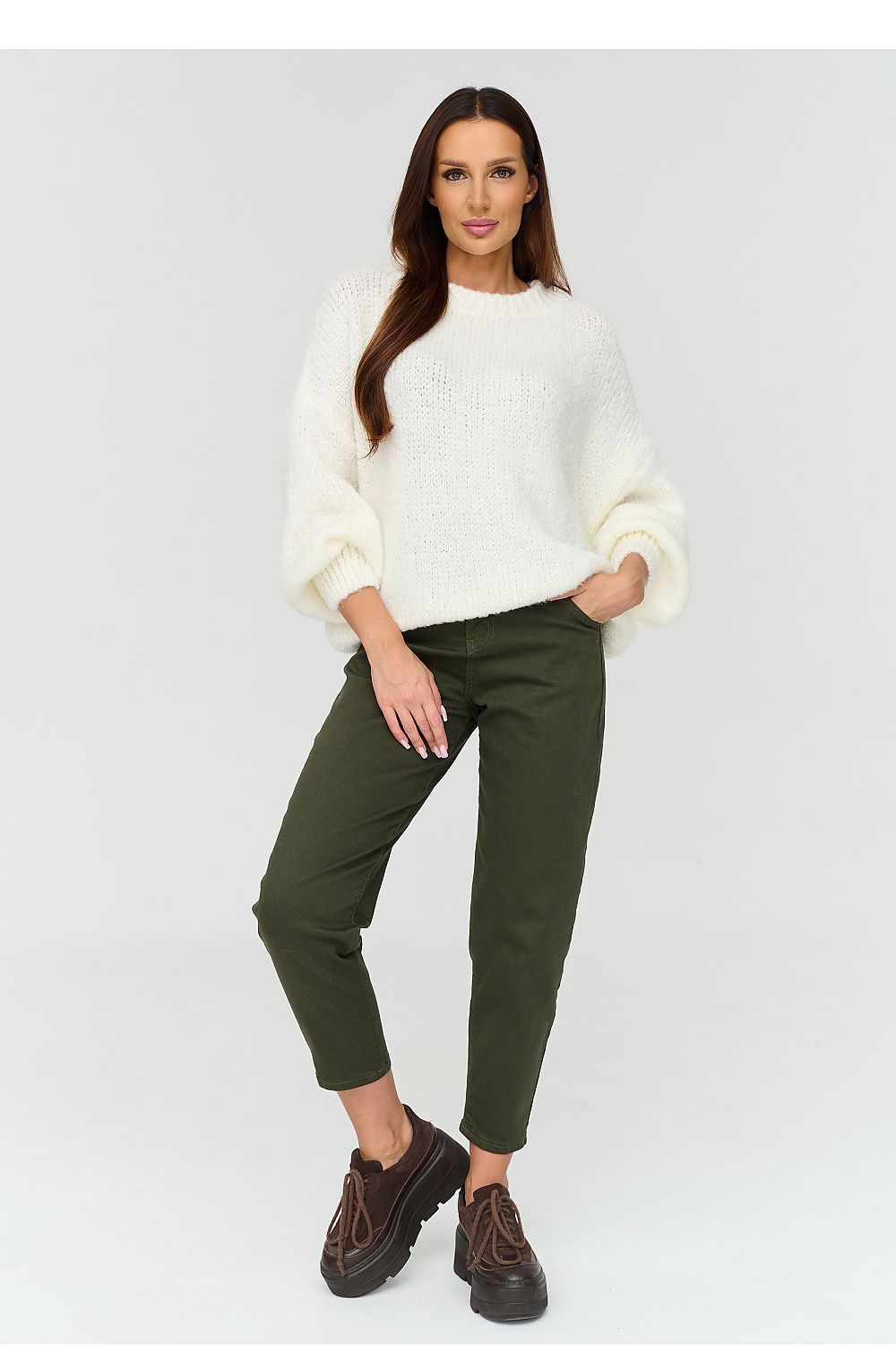 Makadamia Strickpullover in Weiß mit weiten Ärmeln, Ganzkörperansicht