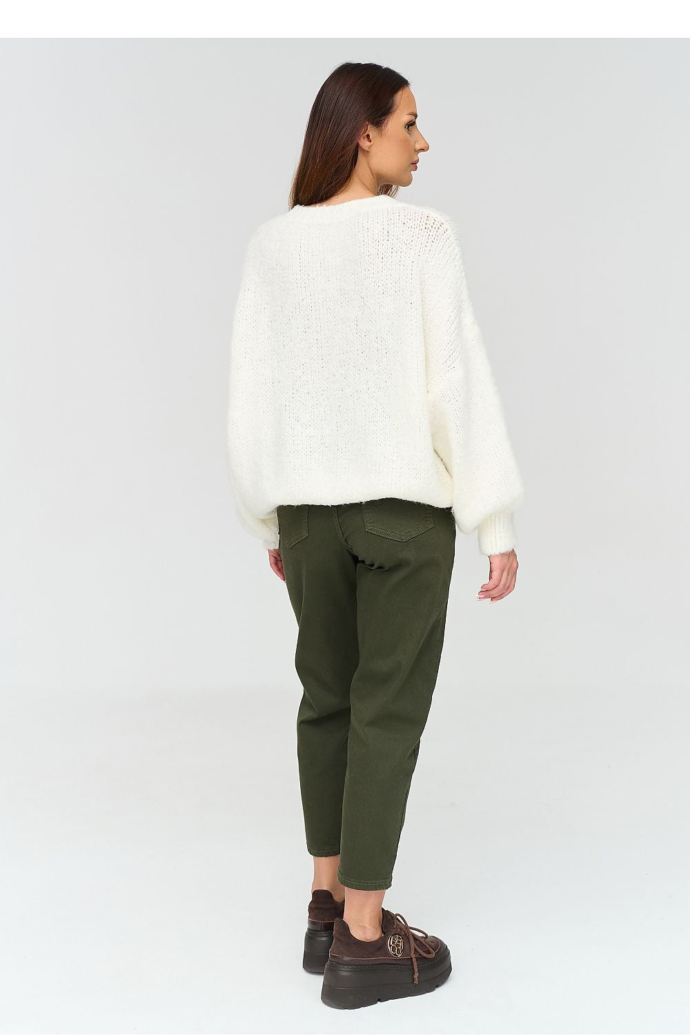 Makadamia Strickpullover in Weiß mit weiten Ärmeln, Rückansicht