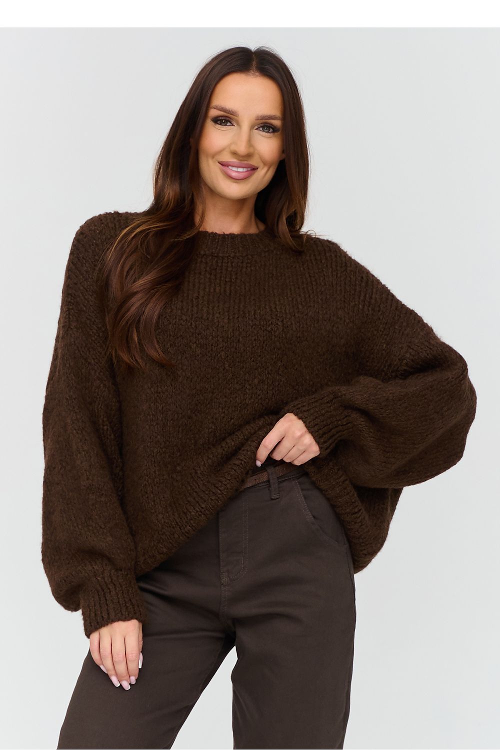 Makadamia Strickpullover in Dunkelbraun mit weiten Ärmeln, Vorderansicht
