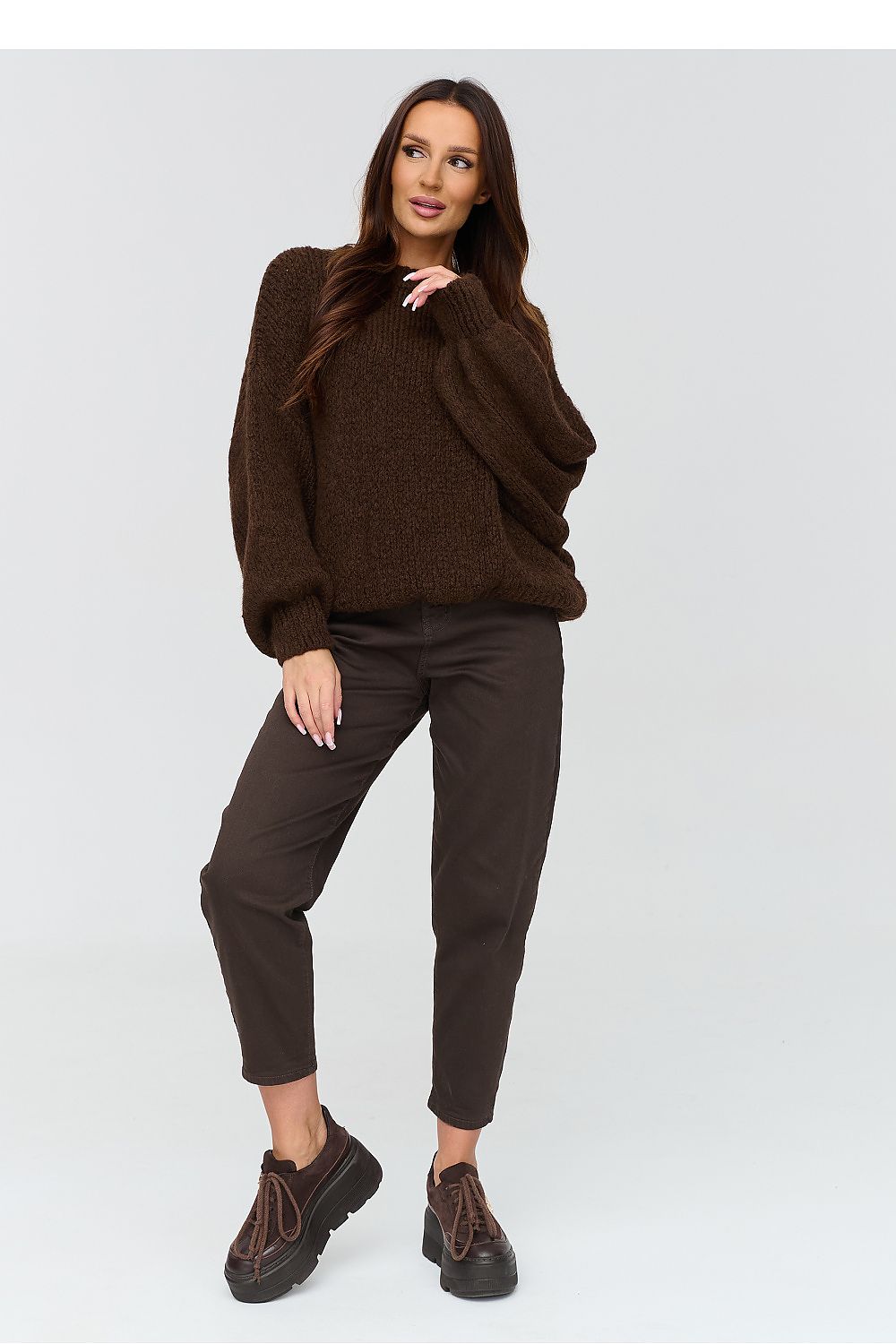 Makadamia Strickpullover in Dunkelbraun mit weiten Ärmeln, Ganzkörperansicht