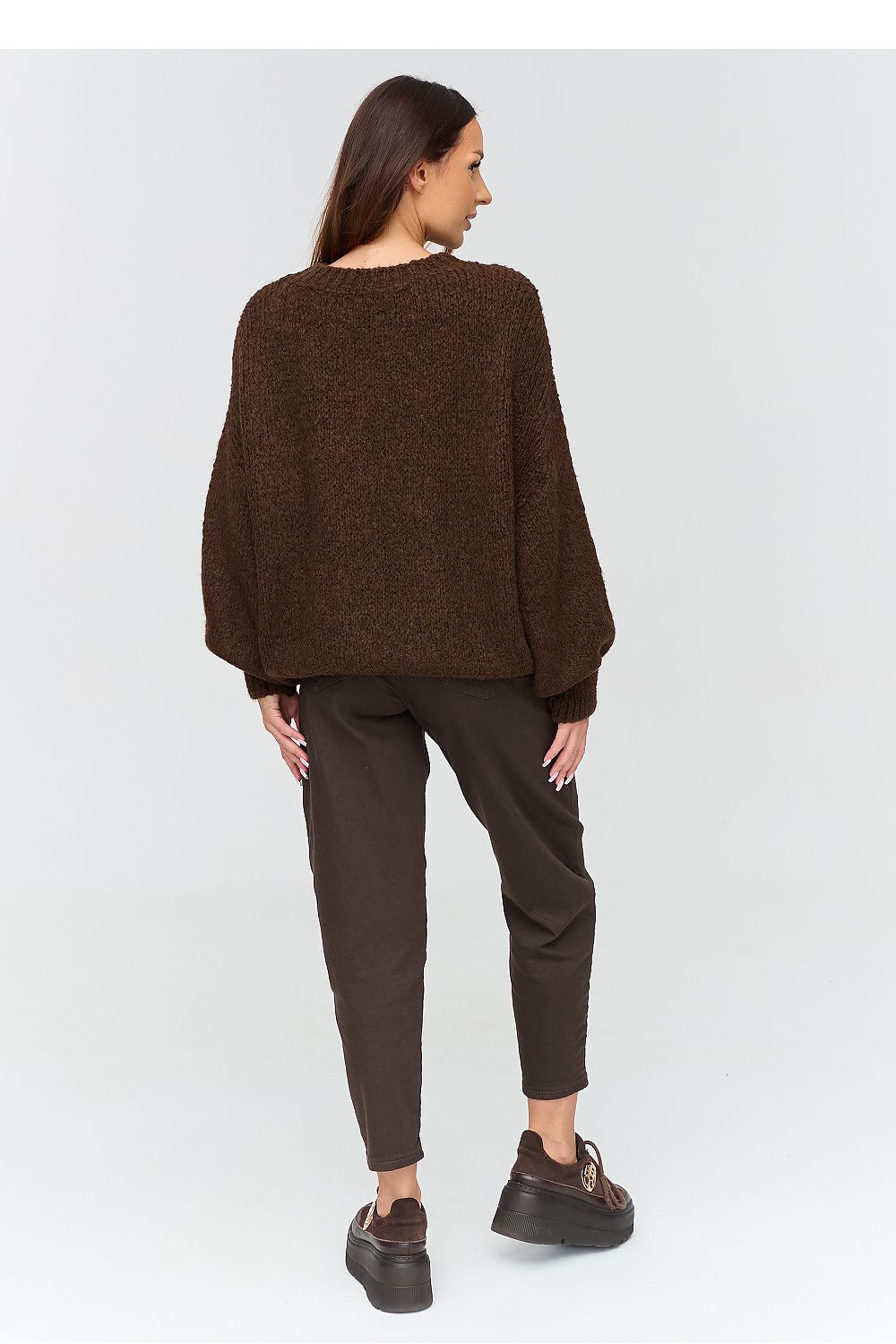 Makadamia Strickpullover in Dunkelbraun mit weiten Ärmeln, Rückansicht