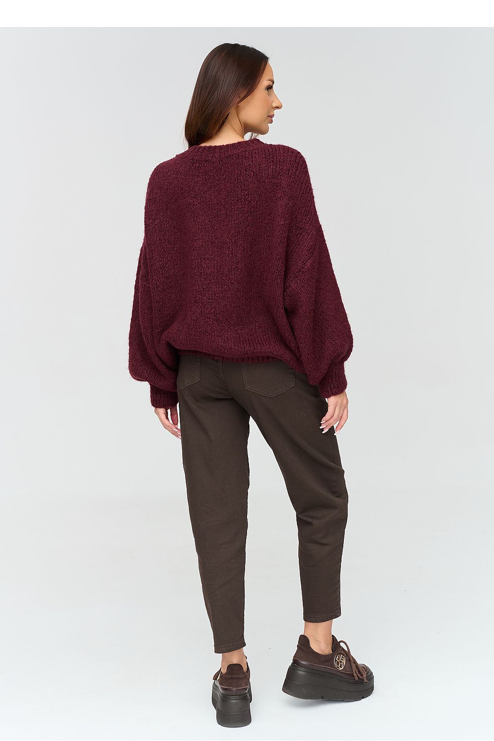 Makadamia Strickpullover in Burgunderrot mit weiten Ärmeln, Rückansicht