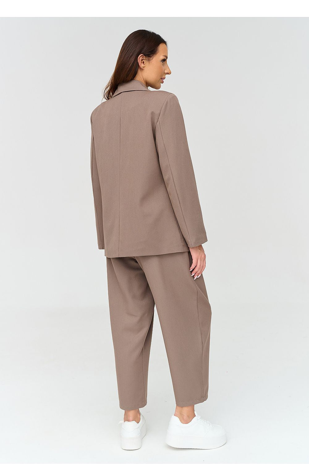 Makadamia Damen-Anzug-Set in Taupe mit weitem Bein, Rückansicht