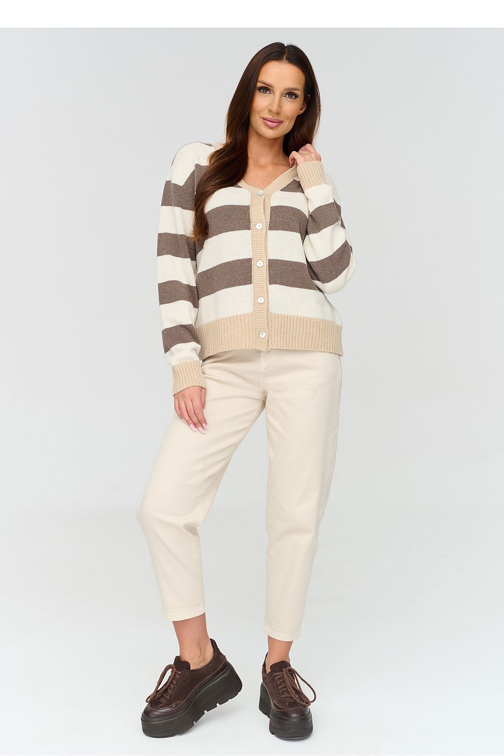 Makadamia Strickjacke in Braun-Creme mit Streifen, Ganzkörperansicht