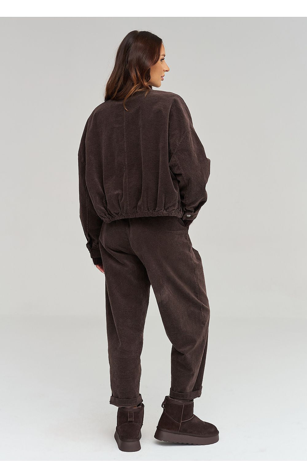 Makadamia Cordjacke in Dunkelbraun mit elastischem Saum, Rückansicht