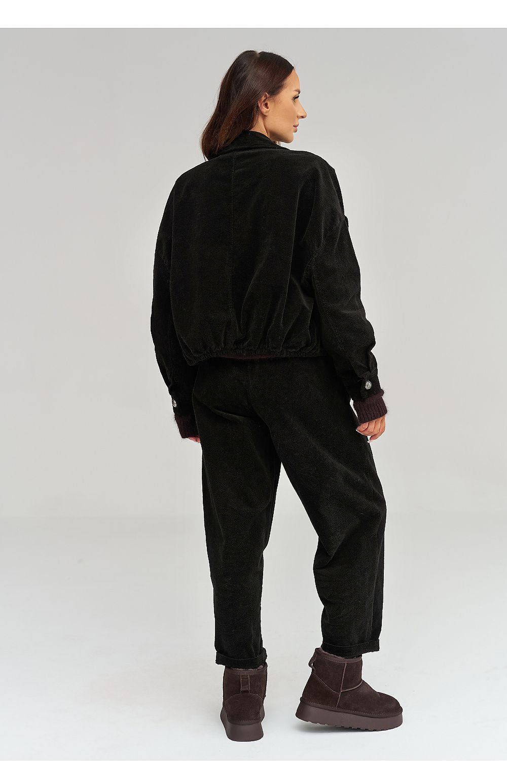 Makadamia Cordjacke in Schwarz mit elastischem Saum, Rückansicht