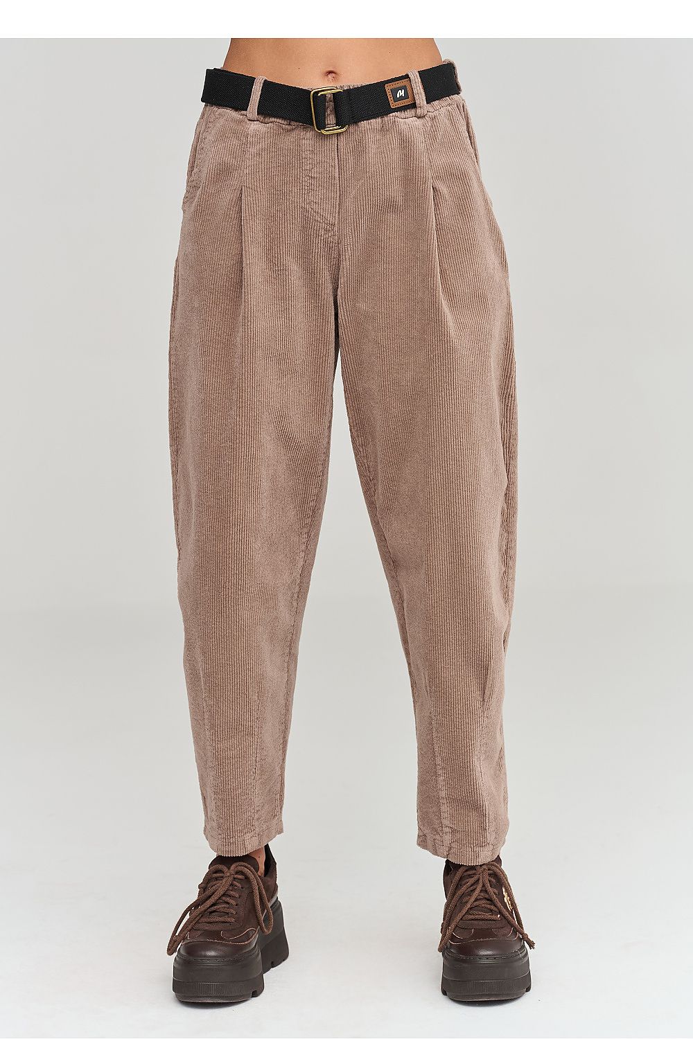 Makadamia Cordhose in Taupe mit Gürtel, Vorderansicht