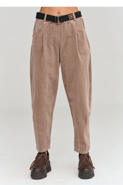 Makadamia Cordhose in Taupe mit Gürtel, Vorderansicht