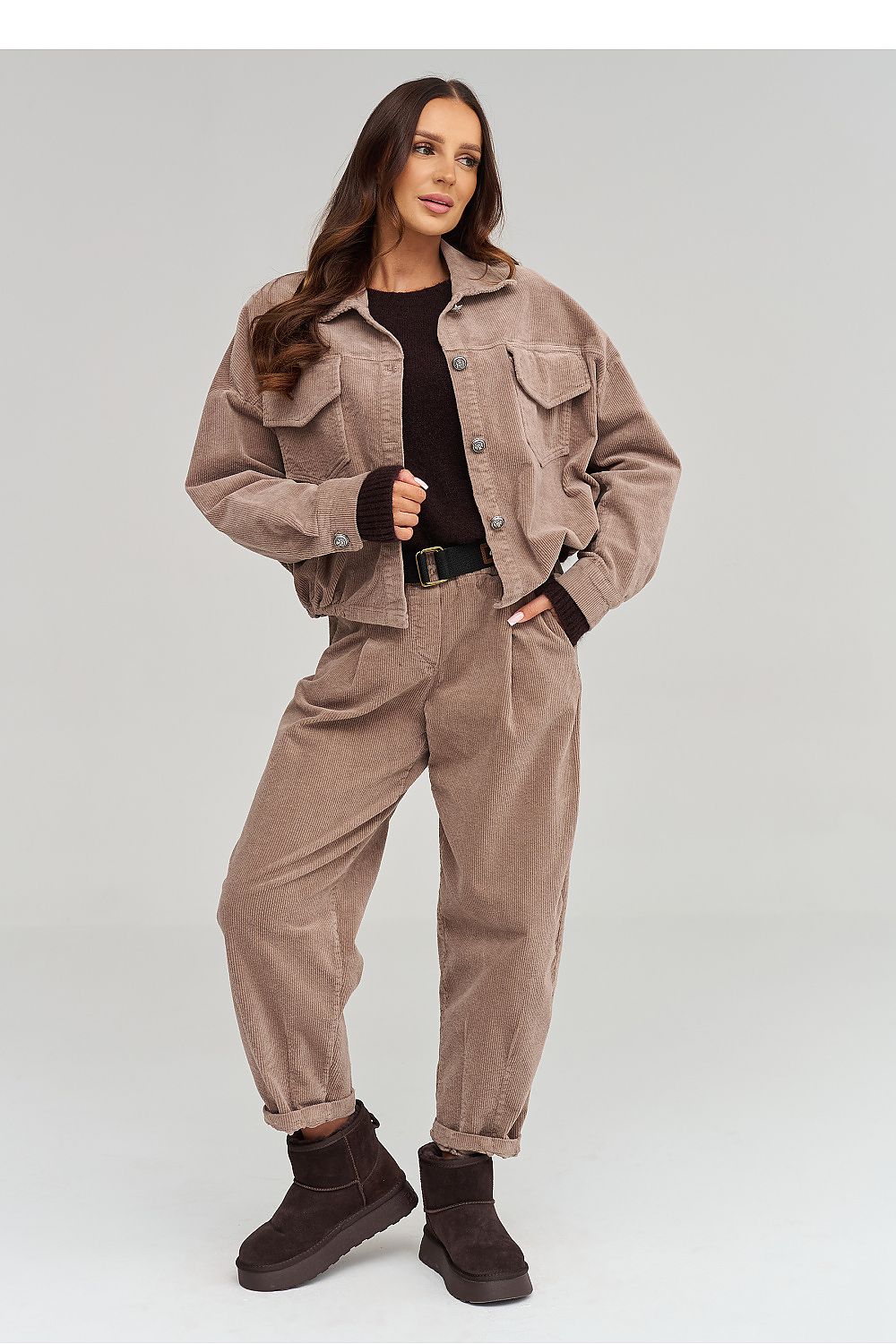 Makadamia Cordhose in Taupe mit Gürtel, Ganzkörperansicht
