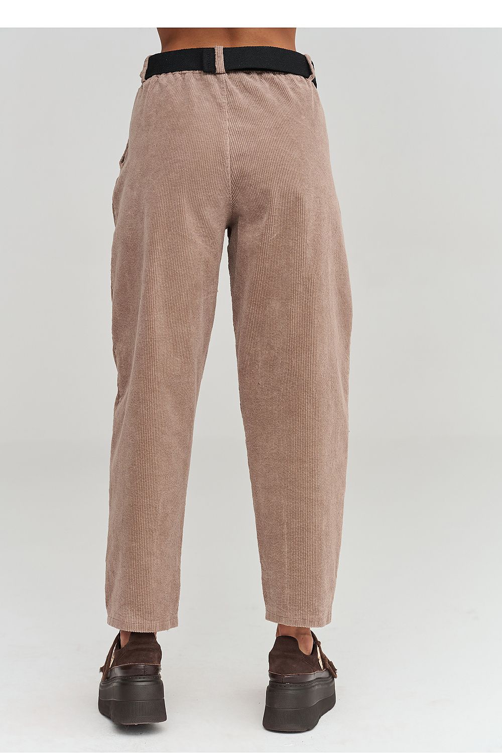 Makadamia Cordhose in Taupe mit Gürtel, Rückansicht
