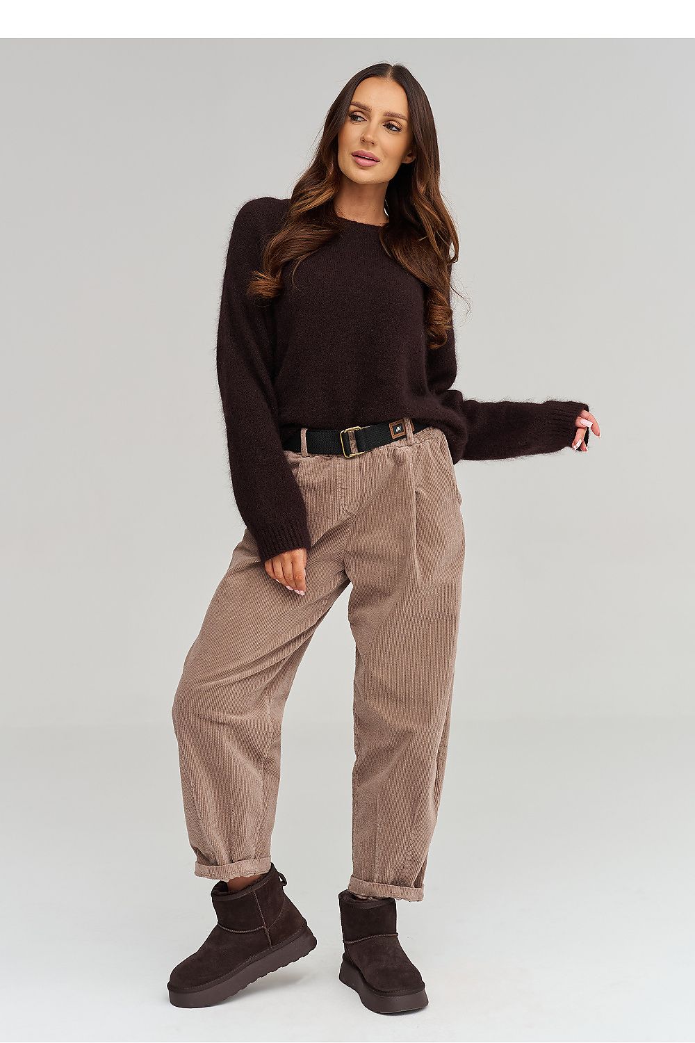Makadamia Cordhose in Taupe mit Gürtel, Ganzkörperansicht