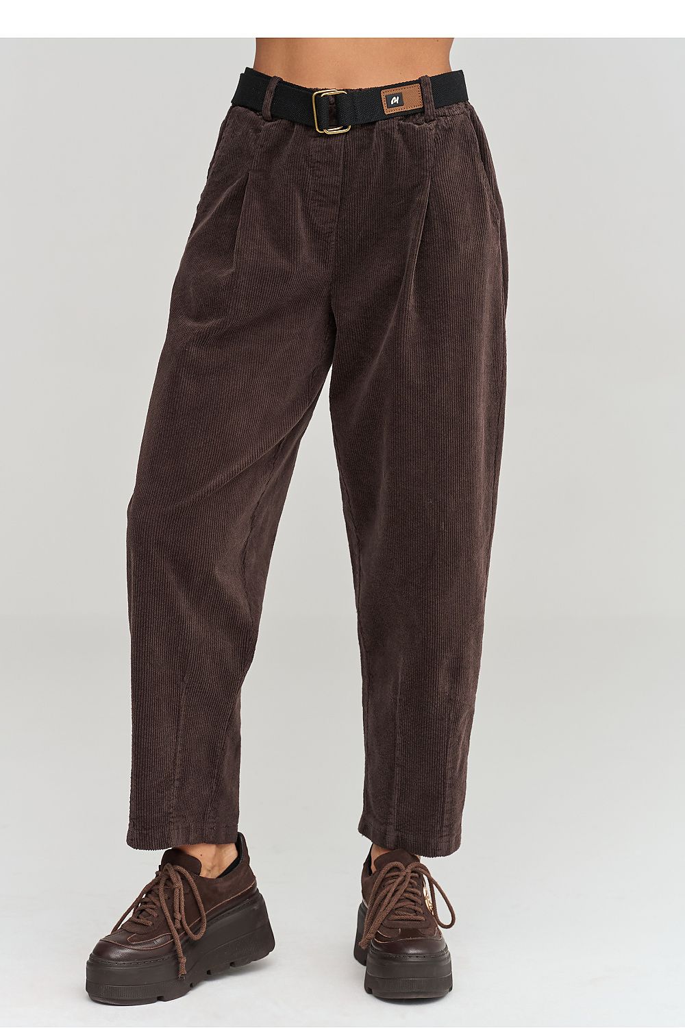 Makadamia Cordhose in Dunkelbraun mit Gürtel, Vorderansicht