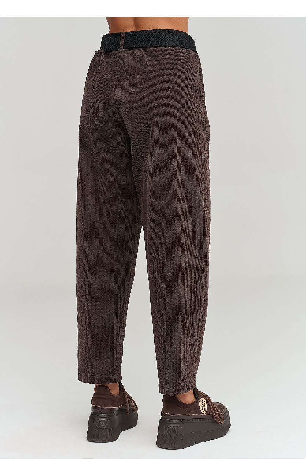 Makadamia Cordhose in Dunkelbraun mit Gürtel, Rückansicht