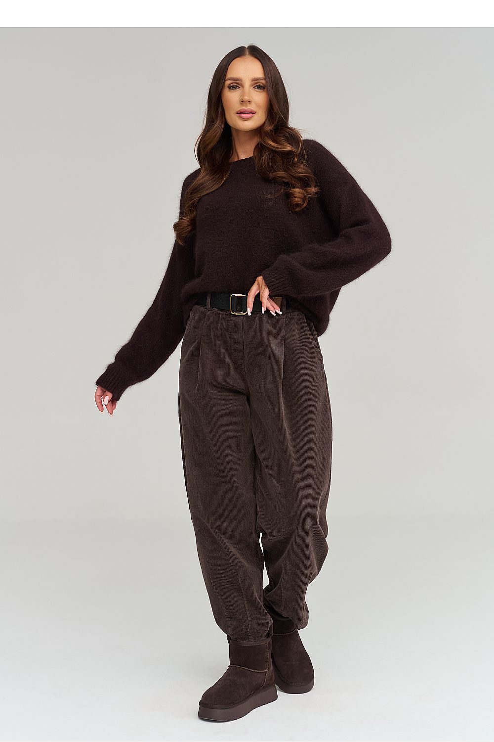 Makadamia Cordhose in Dunkelbraun mit Gürtel, Ganzkörperansicht