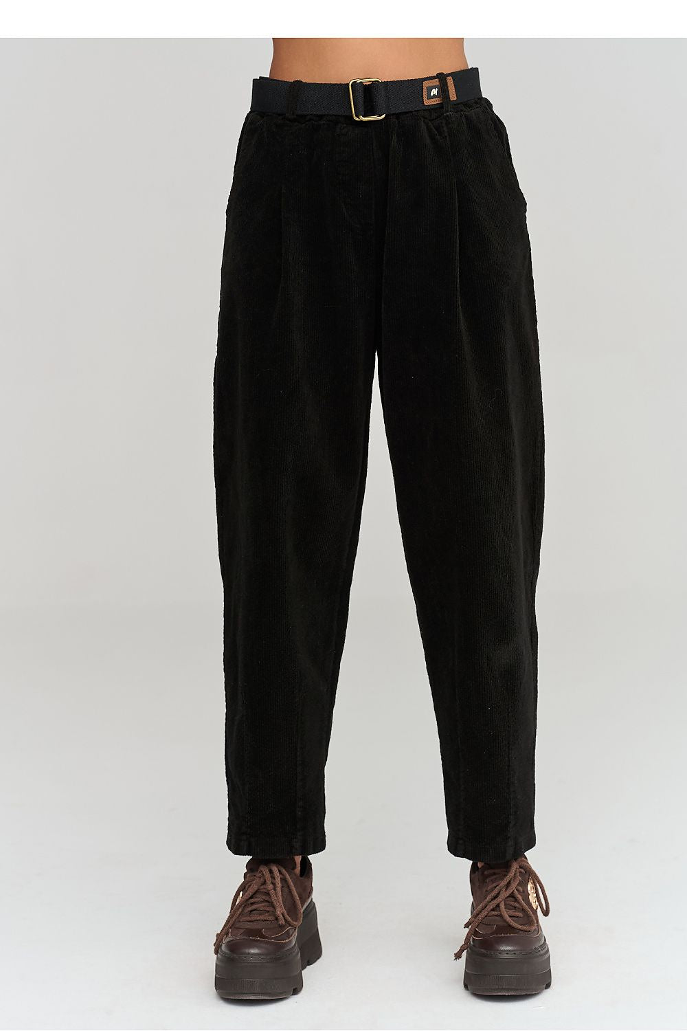 Makadamia Cordhose in Schwarz mit Gürtel, Vorderansicht