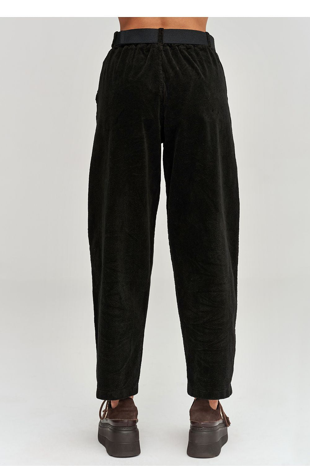 Makadamia Cordhose in Schwarz mit Gürtel, Rückansicht