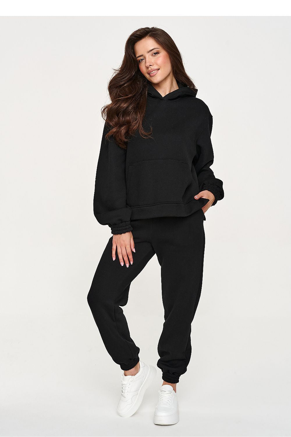 Makadamia Damen-Sweatshirt-Set schwarz mit Kapuze und Kängurutasche, Vorderansicht