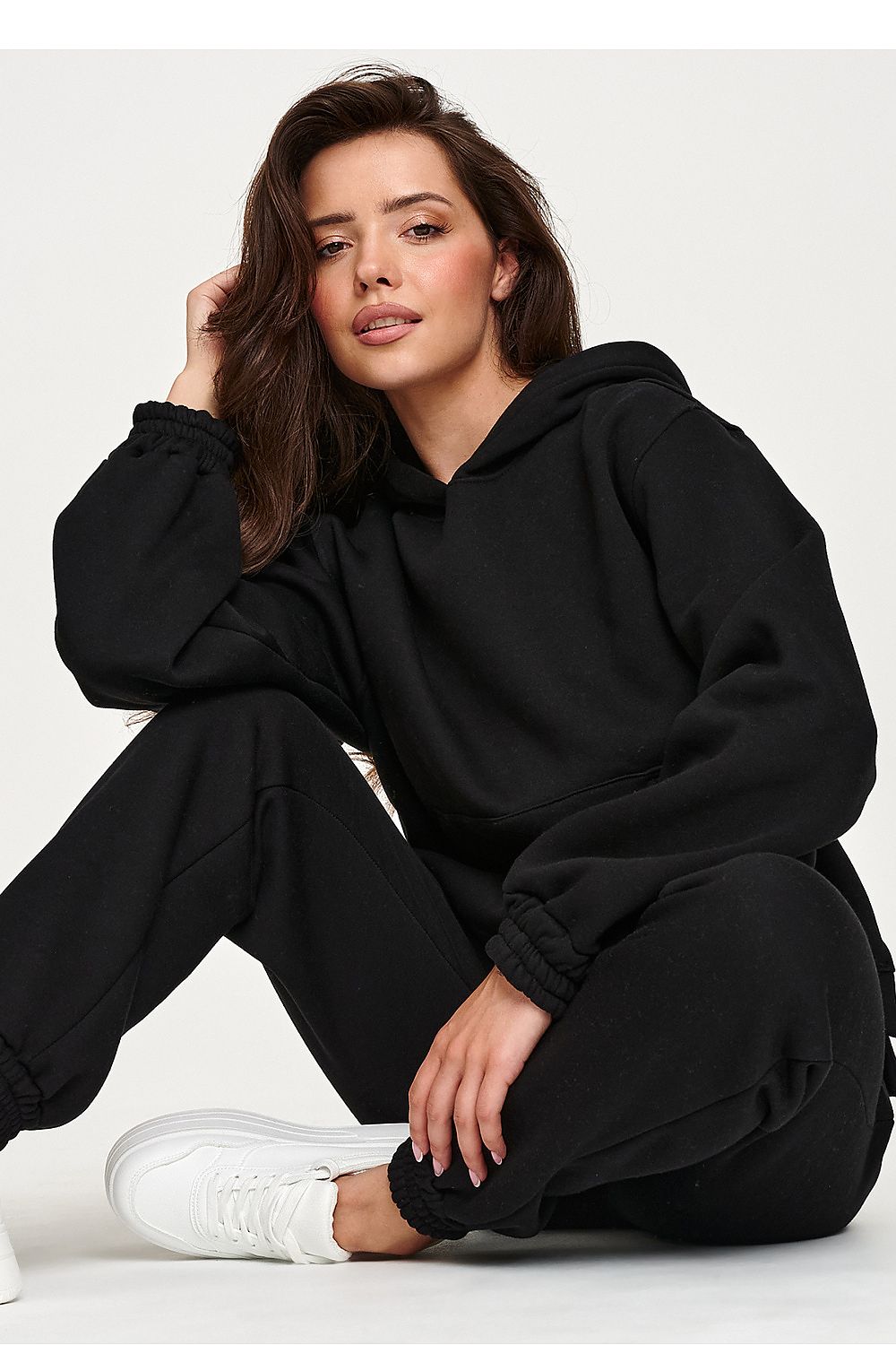 Makadamia Damen-Sweatshirt-Set schwarz mit Kapuze und Kängurutasche, Vorderansicht