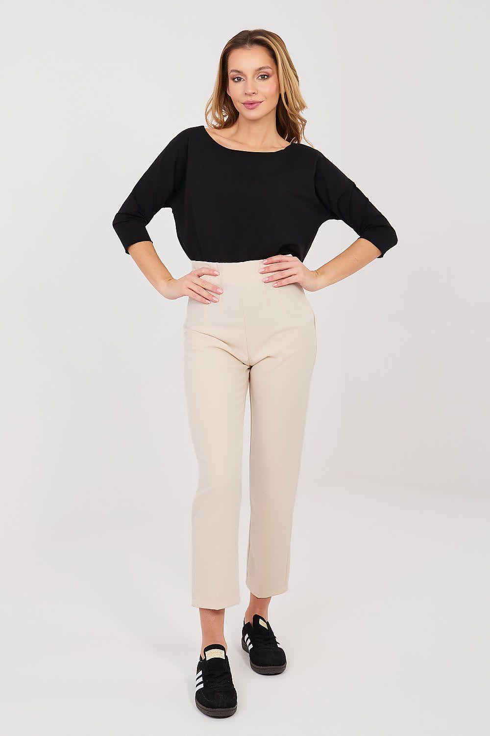 Rue Paris Zigarettenhose in Beige mit hoher Taille, Ganzkörperansicht