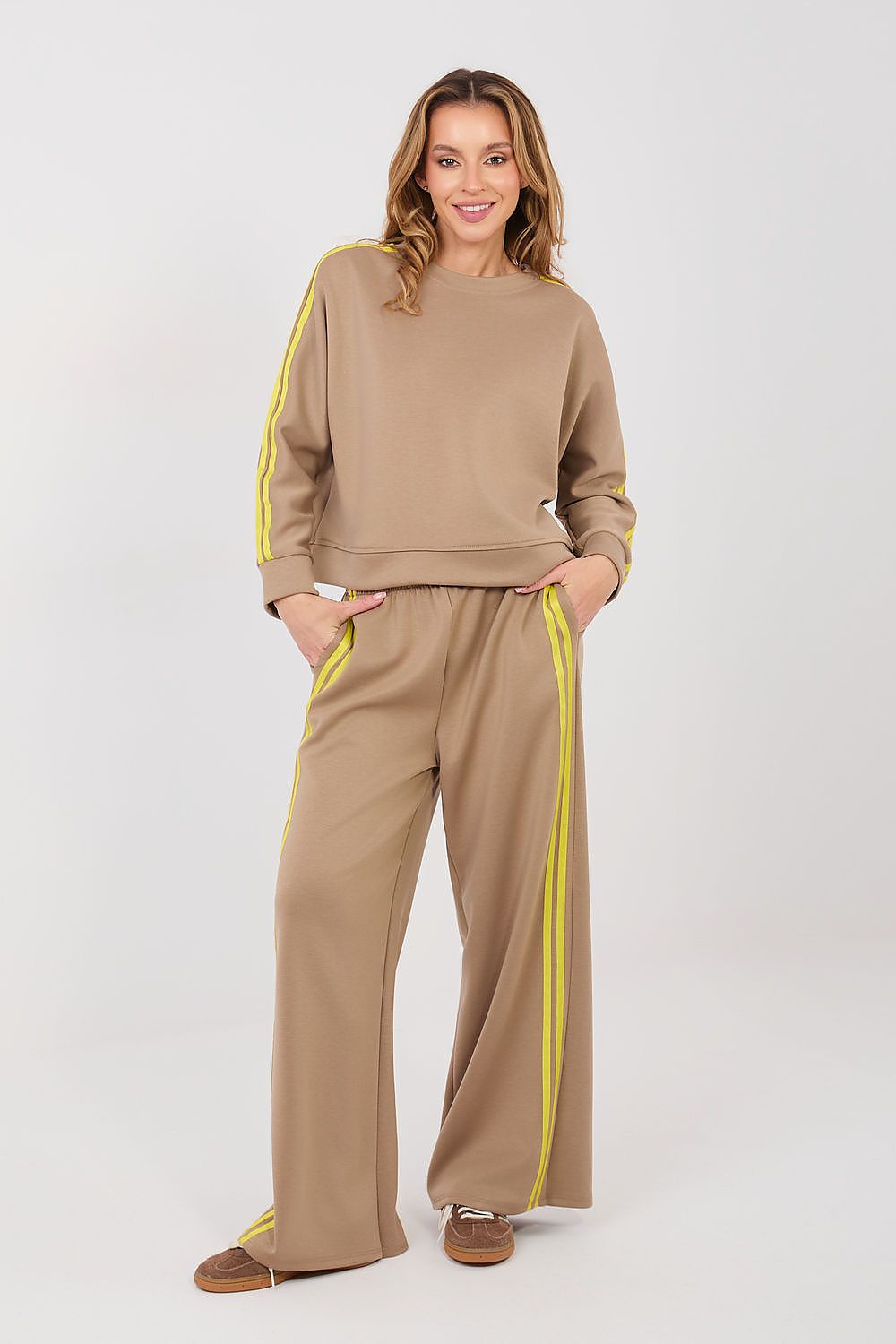 Rue Paris Trainingsanzug-Set in Camel mit Streifen, Vorderansicht