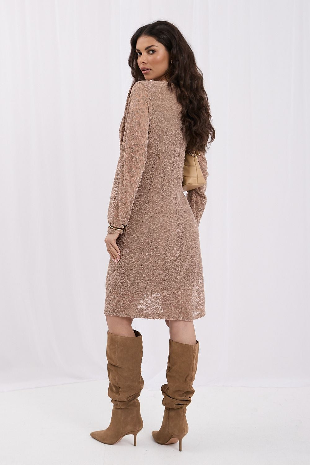 Rue Paris Spitzenkleid in Taupe mit Raffungen, Rückansicht