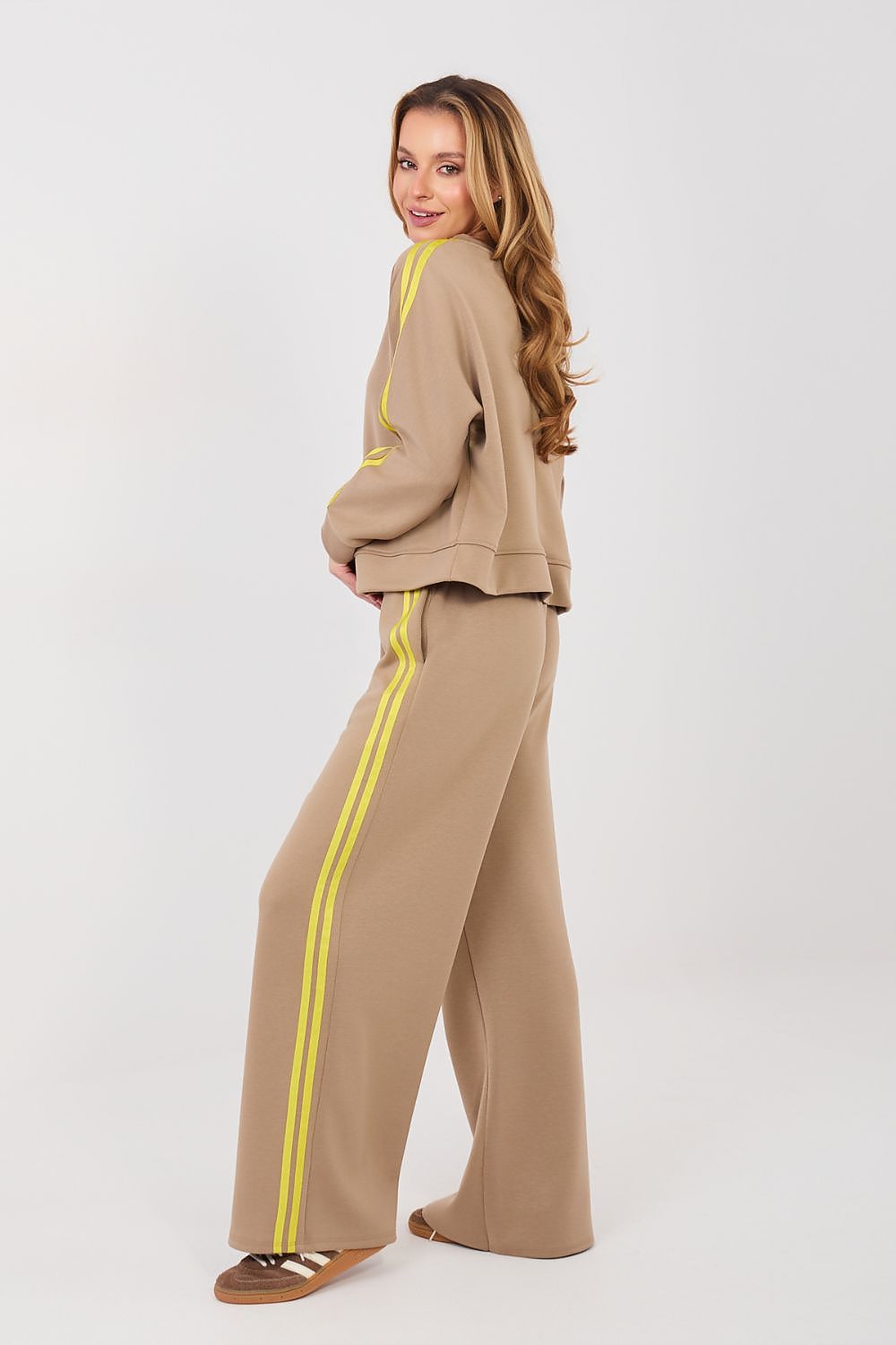 Rue Paris Trainingsanzug-Set in Camel mit Streifen, Seitenansicht