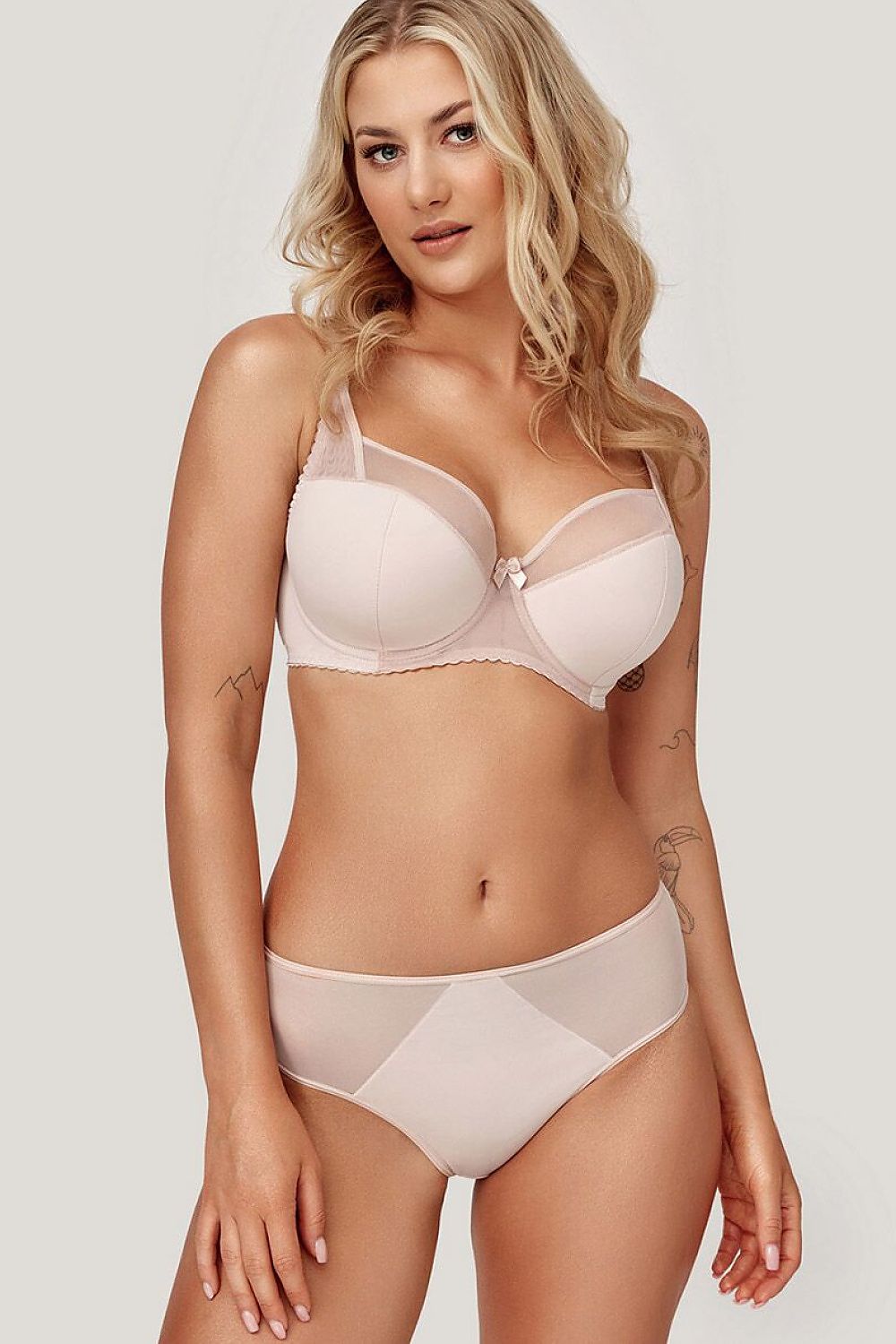 Azal Semi-Soft-BH in Beige mit halbsteifen Cups, Ganzkörperansicht