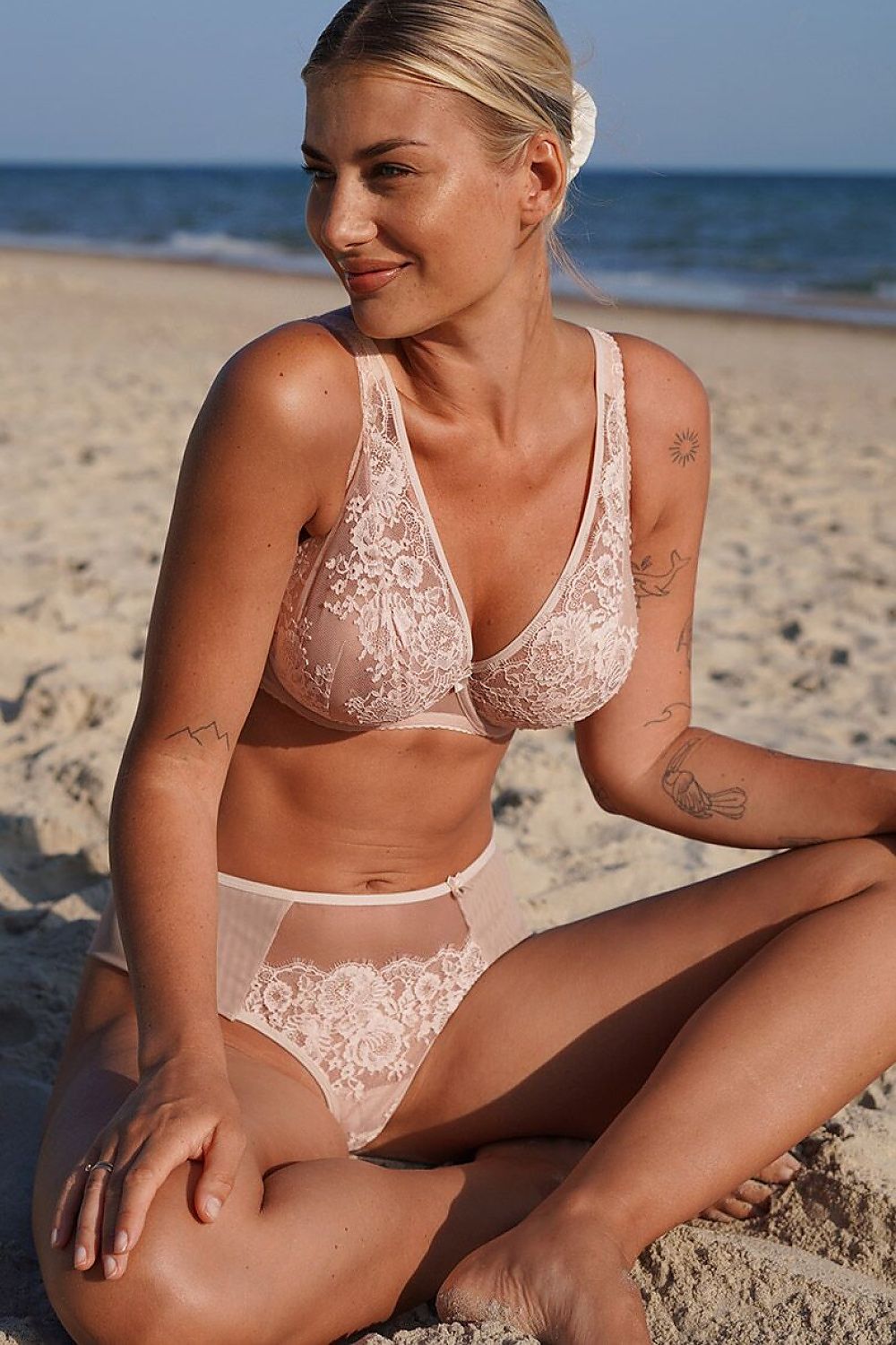 Azal Soft-BH Rosé mit Blumenspitze, Ganzkörperansicht