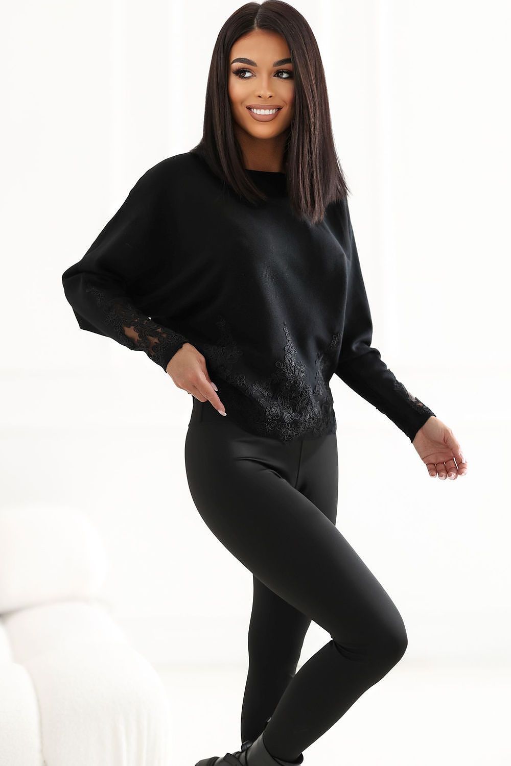 Factory Price Pullover in Schwarz mit Spitzenbesatz, Vorderansicht