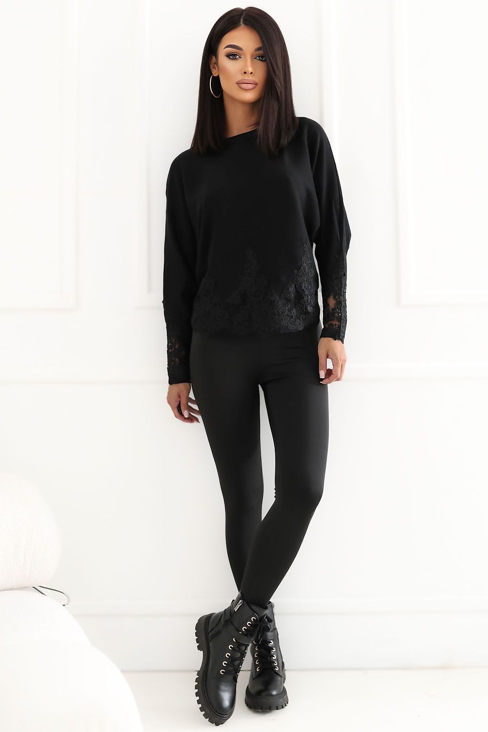 Factory Price Pullover in Schwarz mit Spitzenbesatz, Ganzkörperansicht