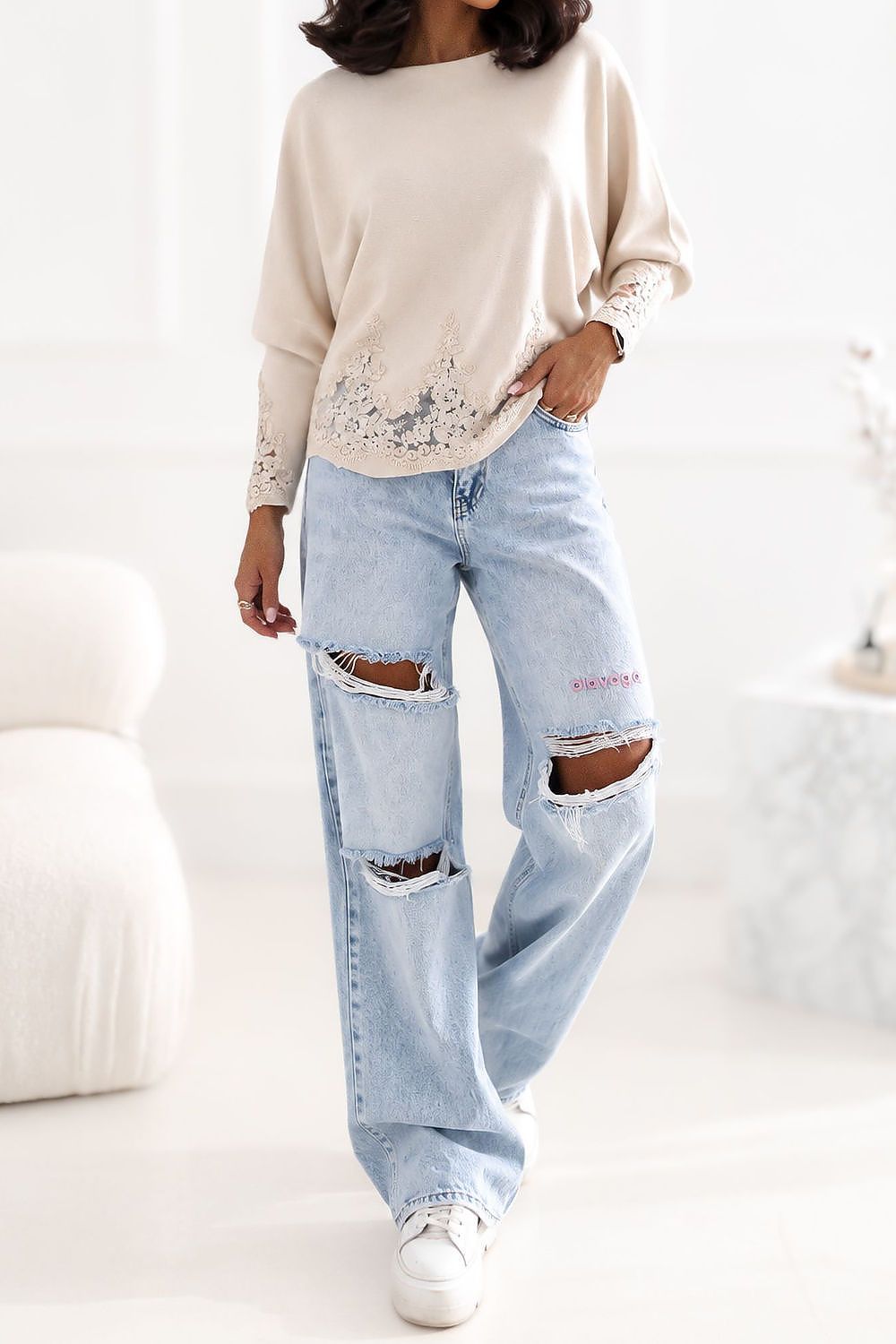 Factory Price Pullover in Cremeweiß mit Spitzenbesatz, Ganzkörperansicht